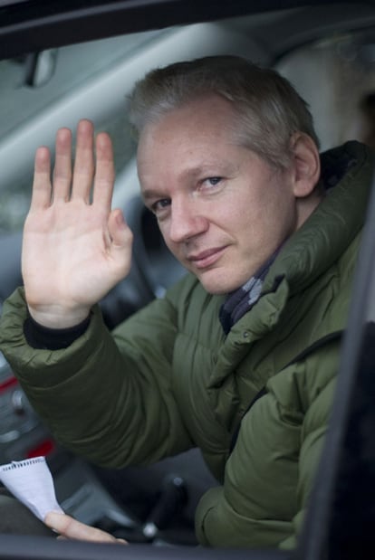 Julian Assange saluda desde un coche, ayer a su llegada a su lugar de residencia en Norfolk.