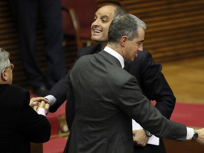 Francisco Camps y Ricardo Costa (de espaldas), ayer en las Cortes Valencianas.