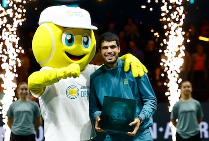 Alcaraz posa con el trofeo junto a la mascota del torneo.