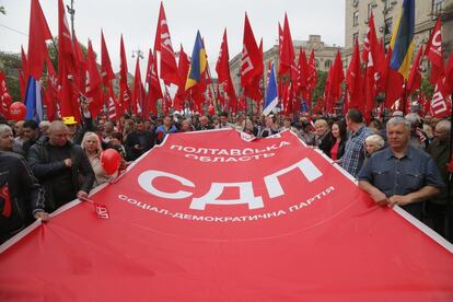 Manifestación de trabajadores despliegan una bandera para celebrar el 1 de MAyo, en Kiev (Ucrania).