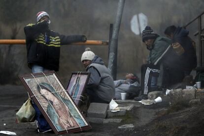 Peregrinos hacen una pausa en su camino por un sendero del Paso de Cortés, en el mexicano estado de Puebla este viernes 9 de diciembre de 2016, para llegar a la Basílica de Guadalupe, en la capital mexicana, para conmemorar el 485 aniversario de la aparición de la Virgen de Guadalupe. 