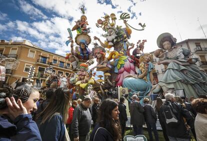 770 monumentos que se desperdigan por toda la ciudad invitan a disfrutar de las fiestas falleras. En la foto, un grupo de personas personas mira los ninots de la Falla de Convento Jerusalén.