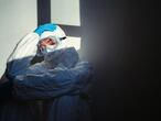 Una doctora hace una pausa, agotada, en un hospital de Serbia