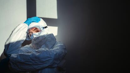 Médica faz uma pausa, esgotada, em um hospital da Sérvia, em abril do ano passado.