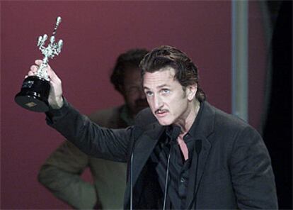 Sean Penn muestra el Premio Donostia del Festival de Cine de San Sebastián.
/ JESÚS URIARTE
