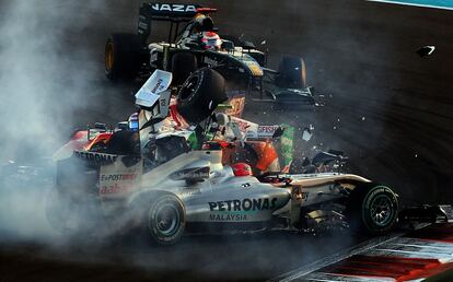 Momento en el que el Force India del italiano, Vitantonio Liuzzi se estrella con el Mercedes del alemán Michael Schumacher, en el circuito de Yas Marina, durante el Gran Premio de Abu Dabi el 14 de noviembre de 2010.