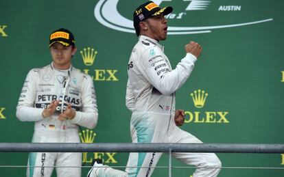 Confus&atilde;o com Rosberg (&agrave; esq.) marcou o t&iacute;tulo de Hamilton.