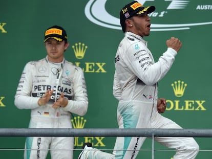 Confus&atilde;o com Rosberg (&agrave; esq.) marcou o t&iacute;tulo de Hamilton.