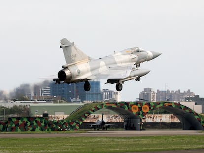 Un caza Mirage 2000 del ejército de Taiwán despegaba de la base de Hsinchu, en el norte de la isla, este domingo.