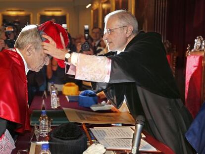 El rector de la Universitat de Val&egrave;ncia, Esteban Morcillo, inviste &#039;honoris causa&#039; al magistrado Pascual Sala.