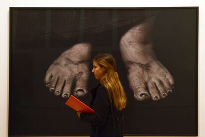 Una visitante de la exposici&oacute;n, ante una de las obras que pueden verse en Boadilla.