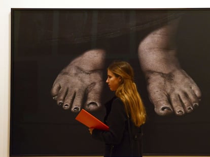 Una visitante de la exposici&oacute;n, ante una de las obras que pueden verse en Boadilla.