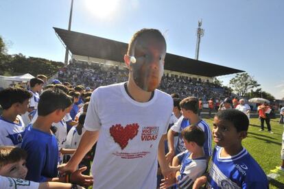 Jogadores do Inter e Aimor&eacute; homenageiam M&aacute;rcio Chagas da Silva.