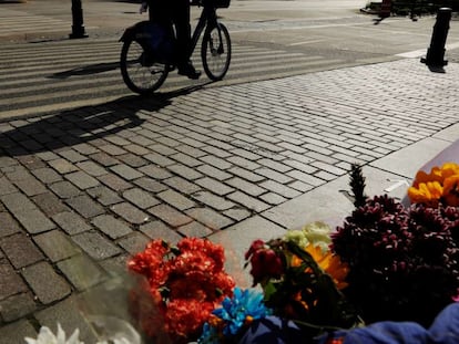 Un ciclista pasa por un memorial improvisado días después de que un hombre atentara en un carril bici junto al río Hudson en Nueva York.