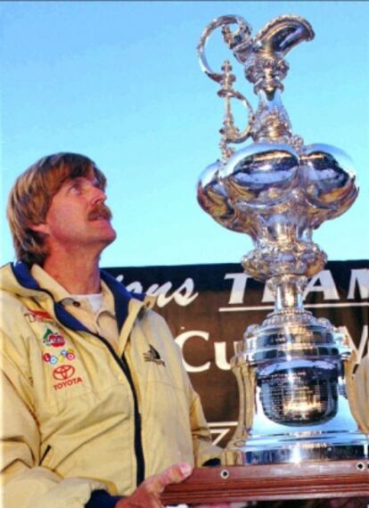 Blake observa el trofeo de la Copa América en 1995.