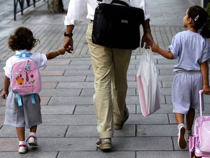 Un padre lleva a sus hijas al colegio, en Madrid. 