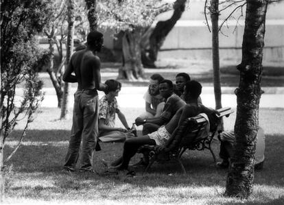 Tras su llegada a Madrid el verano de 1990, cientos de inmigrantes subsaharianos que pedían asilo político en España se instalaron durante meses en la Plaza de España y en los alrededores.