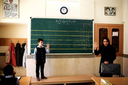 Una maestra da clase en una escuela de Isfahán, en Irán.