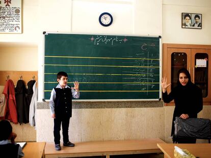 Una maestra da clase en una escuela de Isfahán, en Irán.