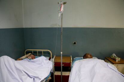 Varios heridos reciben atención médica en un hospital de Kabul (Afganistán) tras el atentado suicida que ha acabado con la vida de, al menos, 40 personas.