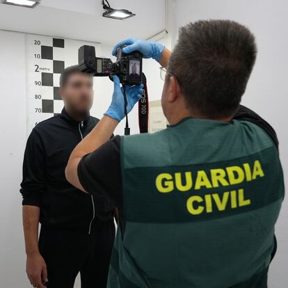 MADRID, 19/09/2024.- Fotografía facilitada por la Guardia Civil de la detención, en la mañana de este jueves en la provincia de Cádiz, de Karim El Baqqali, el presunto autor del asesinato de dos guardias civiles el pasado febrero en la localidad gaditana de Barbate tras embestir la embarcación de los agentes con una narcolancha que el arrestado pilotaba. EFE/Guardia Civil -SOLO USO EDITORIAL/SOLO DISPONIBLE PARA ILUSTRAR LA NOTICIA QUE ACOMPAÑA (CRÉDITO OBLIGATORIO)-
