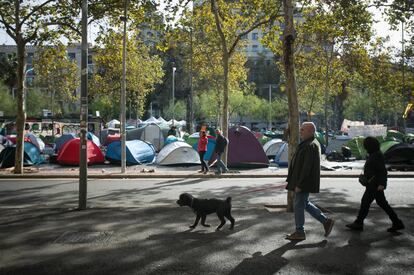 Exterior del col·legi electoral on hi ha l'acampada d'estudiants, a la plaça Universitat.