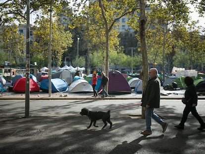 Exterior del colegio electoral, donde se encuentra la acampada de estudiantes en la plaza Universitat.