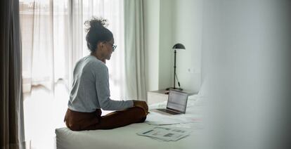 Una empleada trabajando en una habitación de un hotel de Meliá