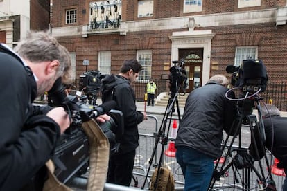 Los medios de comunicaci&oacute;n a las puertas del hospital St. Mary donde ha dado a luz Kate Middleton.