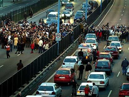 La manifestación por el socavón del Carmel corta la Ronda de Dalt y paraliza el tráfico.