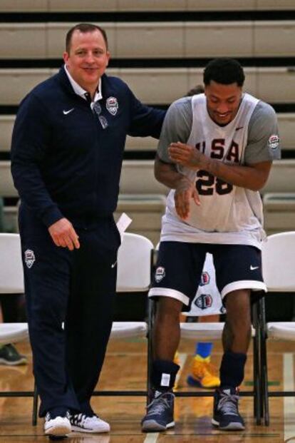 Tom Thibodeau junto a Derrick Rose.