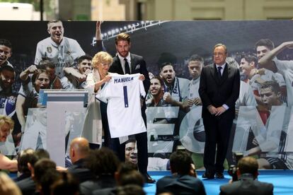 La alcaldesa de Madrid Manuela Carmena recibe de manos de Sergio Ramos y del presidente del club blanco Florentino Pérez una camiseta con su nombre.