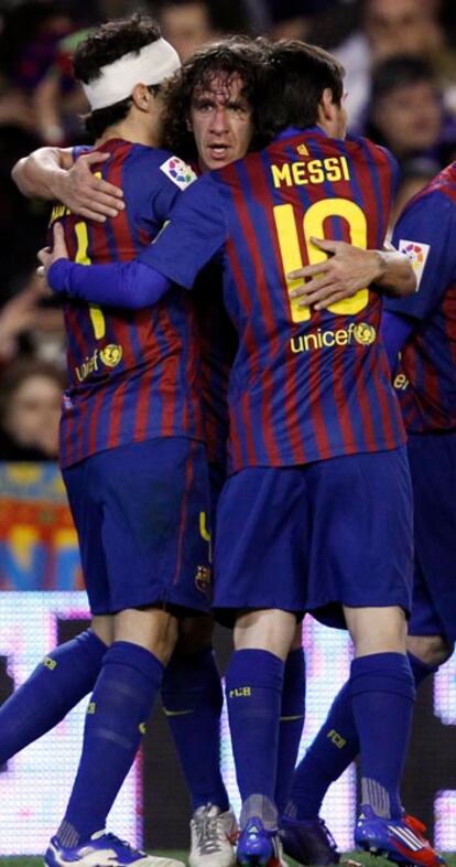 Messi y Cesc celebran con Puyol el gol del empate