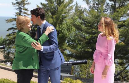  La canciller alemana, Angela Merkel (i), conversa con el primer ministro canadiense, Justin Trudeau (c), y su esposa, Sophie Gregoire (d), a su llegada a la ceremonia de bienvenida de la cumbre G-7 celebrada en Charlevoix (Canadá), el 8 de junio de 2018.