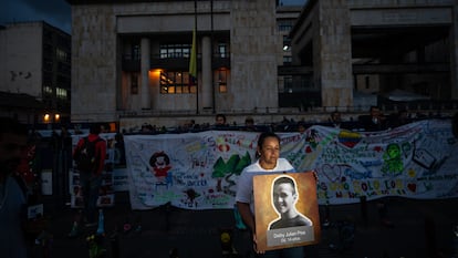 Familiar de una víctima de ejecución extrajudicial protesta en la Plaza de Bolívar, en octubre pasado en Bogotá.