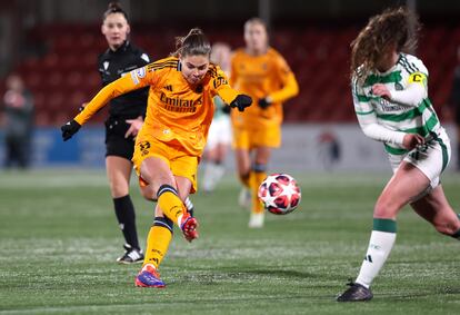 Bruun dispara a puerta en el primer gol del Madrid esta noche ante el Celtic en Hamilton (Escocia).