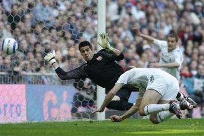 Zidane, que acabó chocando contra el poste, se arroja en plancha para cabecear a la red, a centro de Ronaldo, el primer gol madridista.