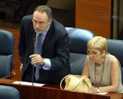 Los diputados desertores del PSOE. Eduardo Tamayoo y María Teresa Sáez, durante un pleno en junio de 2003.