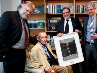 Joaqu&iacute;n Estefan&iacute;a, Juan Luis Cebri&aacute;n, Javier Moreno y Jes&uacute;s Ceberio haciendo entrega del Premio a la trayectoria profesional a Jes&uacute;s de la Serna.