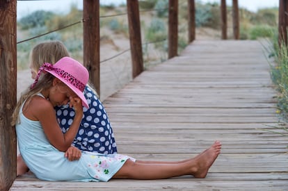 Una niña aburrida y enfadada con su madre.