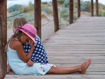 Una niña aburrida y enfadada con su madre.