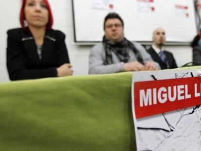 En el centro, Rafael Escudero, miembro de la Comisión de Coordinación del 22-M, durante la rueda de prensa ofrecida este viernes.