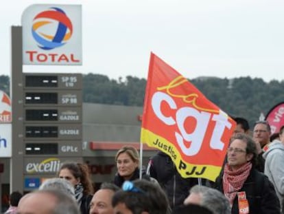 Novos bloqueios e protestos convocados pelos sindicados se estendem às centrais nucleares e ameaçam com cortes de luz. Governo e trabalhadores se mostram inflexíveis