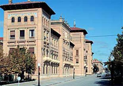 Fotografía de la fachada de la Academia General Militar de Zaragoza.