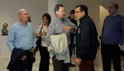 Portilla (en el centro) habla con Ortiz junto a otros representantes de Treviño en los pasillos del Parlamento.