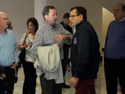 Portilla (en el centro) habla con Ortiz junto a otros representantes de Treviño en los pasillos del Parlamento.