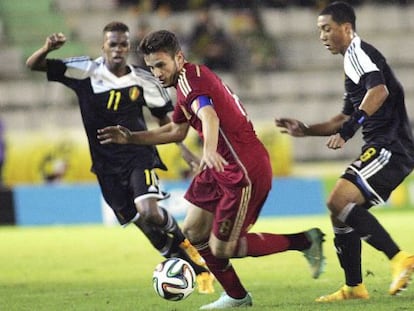 Sa&uacute;l conduce el bal&oacute;n en el amisoto contra B&eacute;lgica.