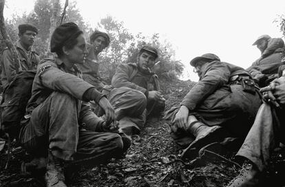 En primera línea de fuego, durante el combate de Pino del Agua, Fidel Castro, Che Guevara y Camilo Cienfuegos escuchan informaciones de Maracaibo, un explorador que regresa de las líneas enemigas (Sierra Maestra, Cuba, diciembre 1957-marzo1958).