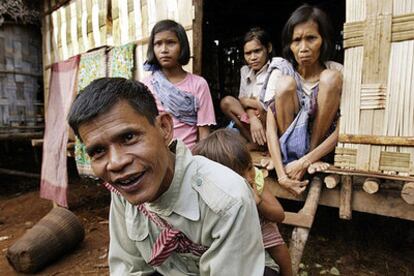 Romam Chhung Loeung, antiguo jemer rojo que huyó de Camboya en 1979, con su familia en Ratanakiri.