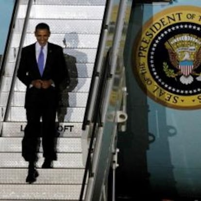 El presidente estadounidense, Barack Obama, sale del Air Force One